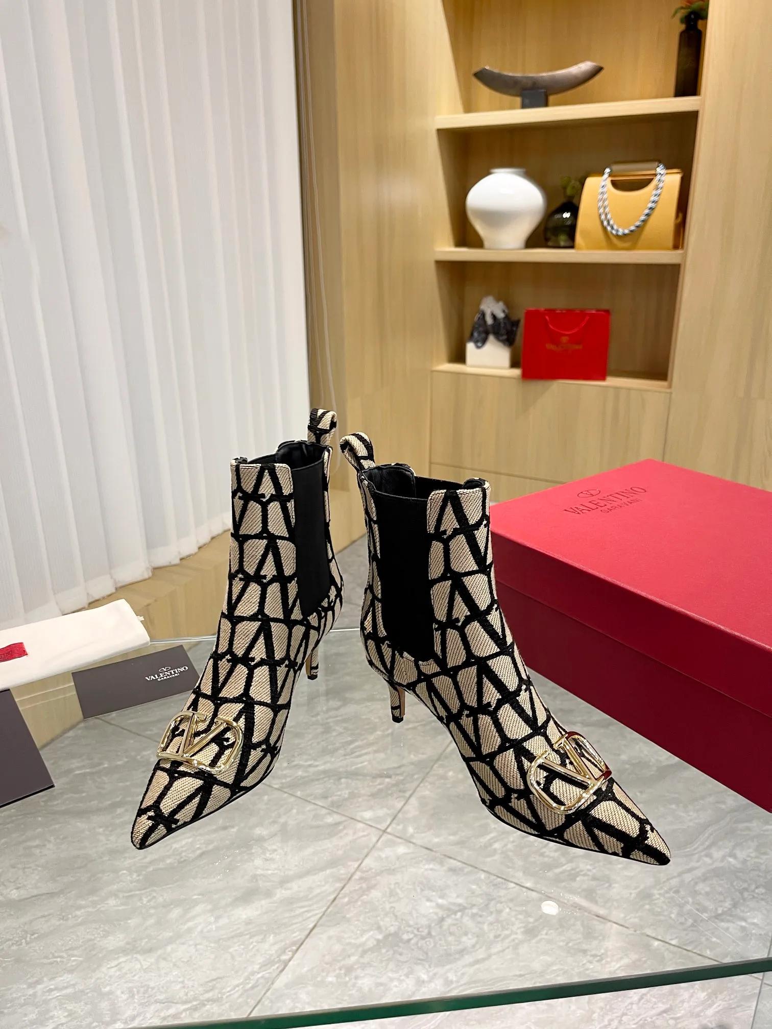 👟👟Ex-factory price 560👟👟 Genuine leather sole +40 [Valentino] Valentino ~ Unique [V logo fabric print pattern] with light gold metal [V buckle] fashion women's boots: Made with original craftsmanship, comfortable and versatile, showing long legs! Absolutely classy! Fabric: High-grade fabric printed cloth➕Imported sheepskin lining⚡Boot shaft. [Light Gold V Buckle] Decorative accessory! Outsole: 2 types: non-slip and wear-resistant rubber outsole and Italian leather outsole Size: 35−41 (customized for sizes 34-42)